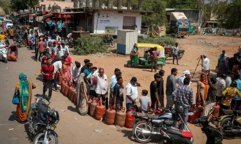 Ấn Độ: Giá gas tăng chóng mặt, công nhân không trụ nổi, phải tính đến việc "bỏ phố về quê"