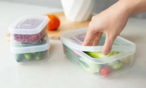 Dùng lại hộp nhựa cũ để đựng đồ ăn, chuyên gia cảnh báo nhiều tiềm ẩn rủi ro với sức khỏe