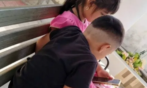 Chỉ rời nhà 20 phút, cha mẹ quay về phát hiện hai con đã mắc kẹt trong tủ đông khi chơi trốn tìm, cái kết khiến ai cũng đau lòng