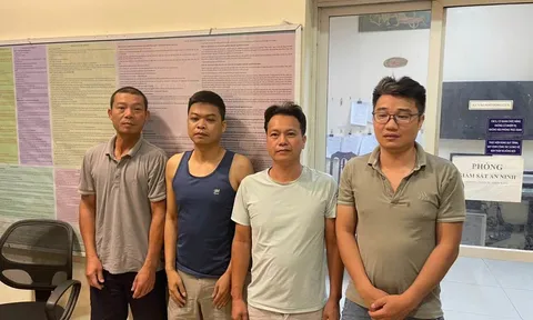 Bắt quả tang 4 con bạc "mở sới" chơi chắn, sát phạt bằng tiền