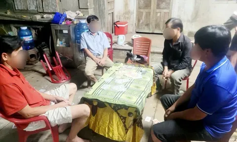 Bắt quả tang 4 đối tượng đang say sưa đánh bạc, sát phạt nhau dưới hình thức chơi “phỏm”