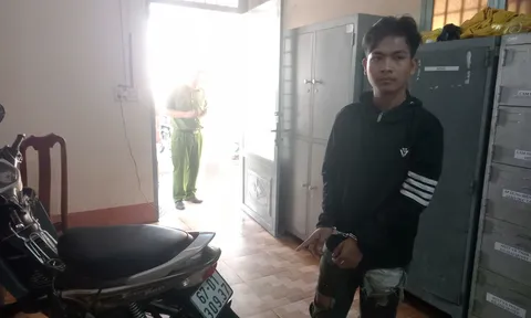 Nam thanh niên sinh năm 2006 mang xe máy vừa ăn trộm đến công an đầu thú