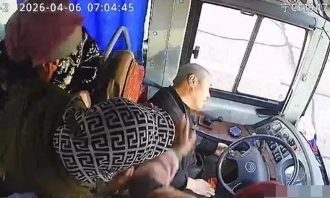 Bị đột quỵ, người tài xế vẫn gắng dừng xe trong 5 giây ngắn ngủi để đảm bảo an toàn cho hành khách