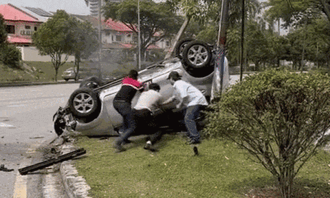 Thót tim xem cảnh người đàn ông cứu cụ bà khỏi xe lật trước khi phương tiện bốc cháy, cái kết khiến ai cũng thở phào