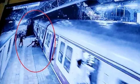 Clip: Sau lời cầu hôn bất thành, người đàn ông đẩy cô gái xuống đường ray khi tàu đang lao tới, diễn biến sau đó khiến nhiều người bàng hoàng