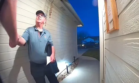 Tự bỏ tiền mua nước giúp khách, shipper 68 tuổi nhận lại khoản tiền "tip" hơn 1,1 tỷ đồng khiến nhiều người bất ngờ