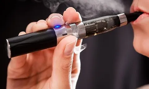 Chú ý: Phạt tới 5 triệu đồng đối với hành vi hút thuốc lá điện tử, thuốc lá nung nóng