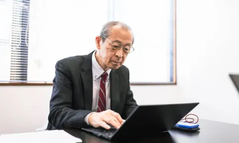 Câu chuyện về những “nhân viên ngồi bên cửa sổ” ở Nhật khiến nhiều người trẻ tranh cãi