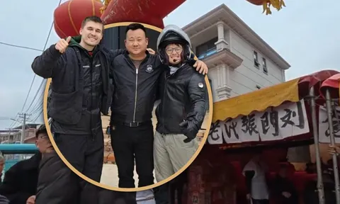 Lạc vào "đám tang" mà lại tưởng là quán ăn, hai du khách có trải nghiệm không ngờ