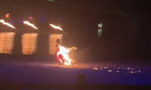 Clip: Nữ vũ công vội lao xuống sông sau khi gặp sự cố khi biểu diễn múa lửa, diễn biến sau đó khiến khán giả bàng hoàng