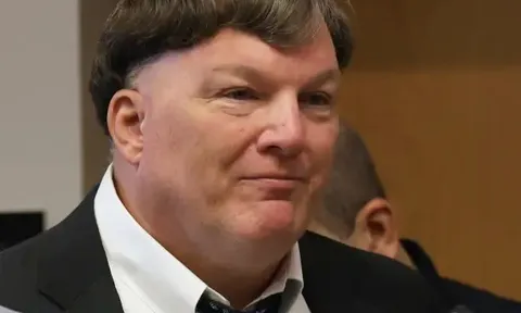 Kẻ săn gái mại dâm 30 năm sống như người bình thường, sự thật phía sau khiến ai cũng lạnh sống lưng