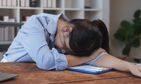 Không hài lòng vì lương thấp, nữ nhân viên chọn cách ngủ 5 tiếng tại công ty rồi tuyên bố “tiền nào của nấy”