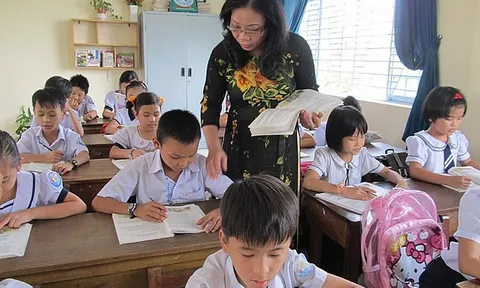 Điều kiện và thủ tục để nhà giáo có thể nghỉ hưu ở tuổi cao hơn, chi tiết thế nào?