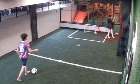 Clip: Thấy bạn bị điện giật dính chặt vào cửa kim loại, thiếu niên nhanh trí giải cứu trong tích tắc