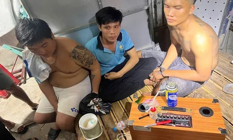 Bắt quả tang 3 gã đàn ông đang "làm điều mờ ám"