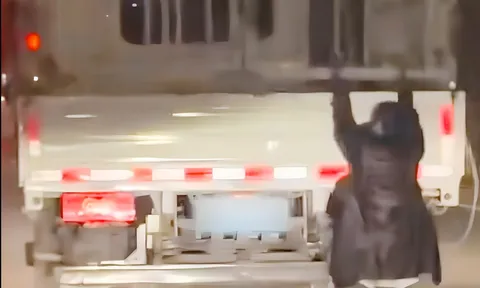 Chỉ vì nghi chồng ngoại tình, người vợ đu xe tải giữa đường khiến ai cũng thót tim