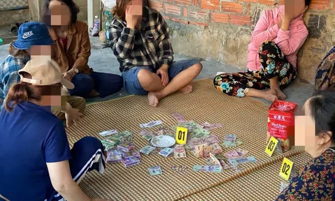 Triệt phá sòng bạc dưới hiên nhà, phát hiện nhiều phụ nữ tham gia sát phạt nhau dưới hình thức đánh bài xì dách