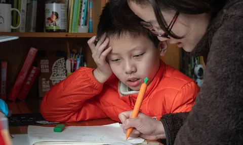 Chỉ vì một phút mất kiên nhẫn khi kèm con học, người mẹ không ngờ mình phải nhập viện cấp cứu vì điều này