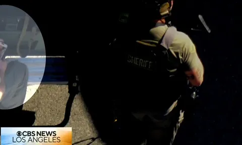 Đang đối đầu nghi phạm có vũ trang, cảnh sát vẫn tranh thủ "lướt" app hẹn hò gây tranh cãi