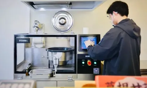 Độc lạ: Không cần đầu bếp, robot vẫn nấu cả trăm món, khách hàng còn được AI phân tích cơ thể trước khi đưa ra quyết định