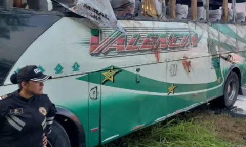 Va chạm kinh hoàng giữa ô tô con và xe buýt rạng sáng, ít nhất 5 người thiệt mạng