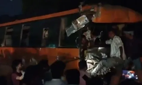 Xe buýt "đối đầu" trực diện với xe bán tải khiến 13 người tử vong thương tâm