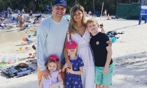 Cứu 2 con giữa dòng nước dữ, người cha phải trả giá bằng cả mạng sống