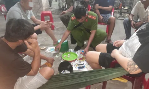 Bắt quả tang nhóm người lắc bầu cua ăn thua bằng tiền