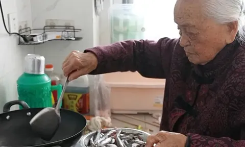 104 tuổi vẫn tự nấu ăn, dùng răng tách vỏ hải sản, cụ bà khiến con cháu nể phục vì sức khỏe đáng kinh ngạc