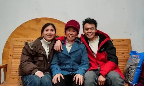 Không phải người thân, vẫn chăm sóc mẹ con hàng xóm từng bữa suốt 23 năm khiến ai nghe cũng lặng đi