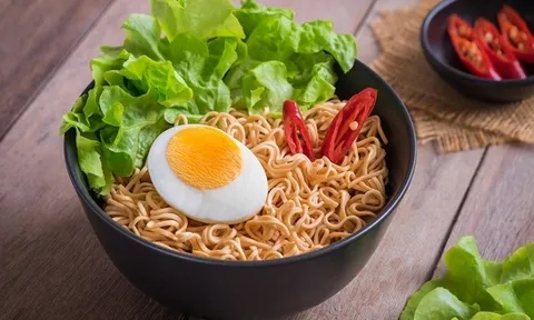 Ăn mì ăn liền mỗi ngày cho tiện, người đàn ông đi khám mới giật mình phát hiện điều này