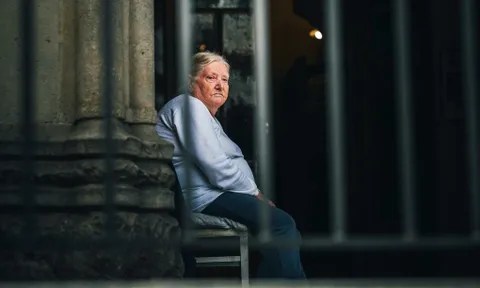 Đến khi bác sĩ hỏi “ai chăm sau phẫu thuật”, người phụ nữ mới giật mình nhận ra mình đang "già đi một mình"