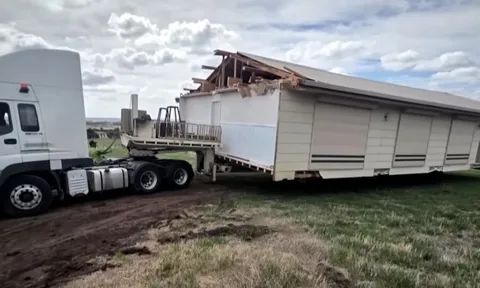 Xây xong nhà mới phát hiện... không phải đất của mình, cả gia đình rơi vào cảnh dở khóc dở cười