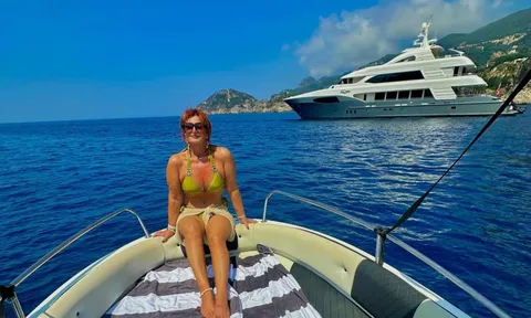 Lương không cao nhưng đi du lịch khắp thế giới, những bức ảnh Facebook vô tình tố cáo sự thật này