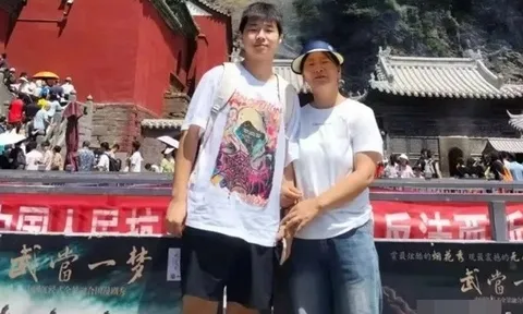 Nhìn mẹ nằm bất động trong phòng bệnh, cậu bé 16 tuổi đưa ra quyết định khiến ai cũng cảm động