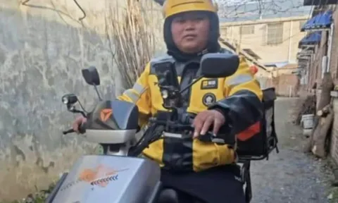 Một mình giao hàng cho cả thị trấn, chàng trai trẻ không dám nghỉ dù phải làm việc đến 14 tiếng mỗi ngày