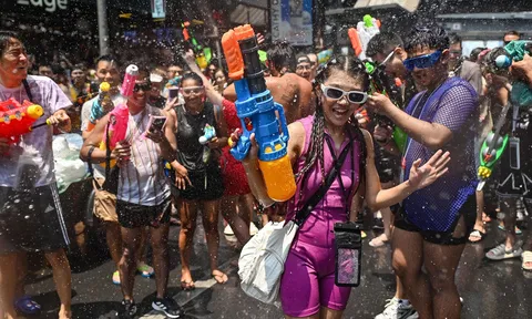 Đi chơi lễ hội, người phụ nữ phải nhập viện vì nghi bị xịt nước có chứa thứ này