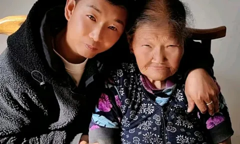 Sinh ra không có tay chân, người mẹ vẫn tự mình nuôi ba con trưởng thành khiến nhiều người không khỏi xúc động