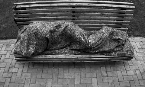 Ngủ quên trên ghế ngoài trời âm 20 độ, người đàn ông rơi vào nguy kịch