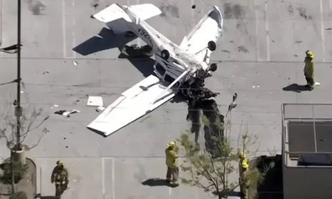 Máy bay rơi xuống bãi đỗ xe chỉ sau vài phút cất cánh, người dân cùng nhau nâng thân máy bay cứu phi công mắc kẹt