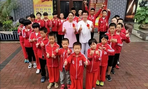 Làm đủ nghề, phải đi vay nợ, ông bố "siêu nhân" vẫn biến mái nhà thuê thành gia đình của hàng trăm đứa trẻ