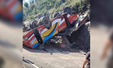 Ít nhất 22 người thiệt mạng, hàng chục người bị thương sau khi xe chở khách mất kiểm soát rồi lao thẳng xuống vực