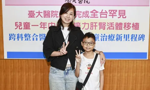 Con trai mắc bệnh hiếm phải chạy thận từ nhỏ, cha mẹ “chia nhau” trao đi một phần cơ thể để cứu con