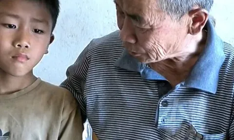 Nhìn bạn bè được bố mẹ đón, cậu bé lặng lẽ khóc rồi lại mang phần ăn từ trường về cho ông nội khiến ai cũng cảm động