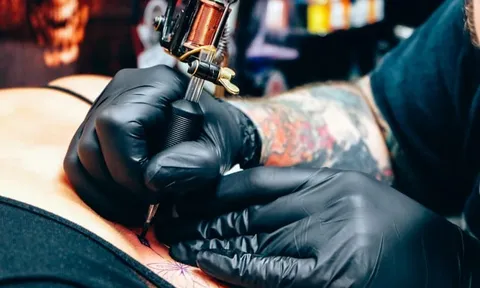 Từng yêu đến mức để bạn trai xăm kín người, kín mặt, người phụ nữ này mất nhiều năm để “tìm lại chính mình”