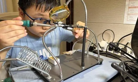 Khi bạn bè mải mê chơi game, cậu bé 14 tuổi lại âm thầm dành hàng giờ mỗi ngày để tự tay thiết kế động cơ phản lực cho riêng mình