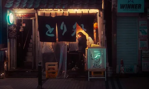 Những ông bố ngồi với nhau trong quán nhậu không phải để giải trí, mà để tìm cách kéo con mình quay lại cuộc sống