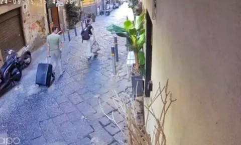 Clip: Đang dạo phố cùng bạn trai, cô gái trẻ bất ngờ tử vong do tai nạn "từ trên trời rơi xuống"