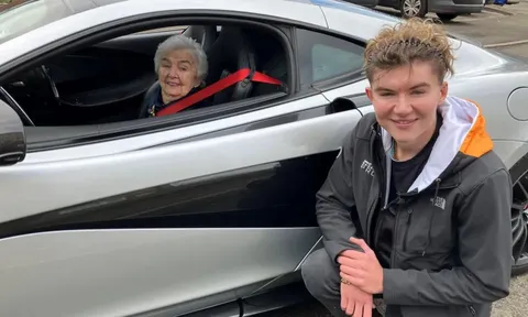Cụ bà 80 tuổi cười rạng rỡ khi lần đầu ngồi Lamborghini, phía sau là câu chuyện khiến nhiều người cảm động