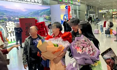 Tưởng đã mất con mãi mãi, cha mẹ vỡ òa khi gặp lại sau hơn hai thập kỷ xa cách